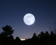 Луна посылает тайные знаки: астрономы рассказали о странных вспышках