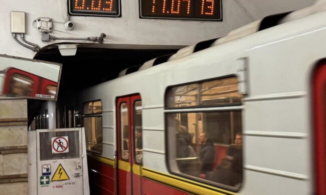 Громадський транспорт Києва, люди в автобусі