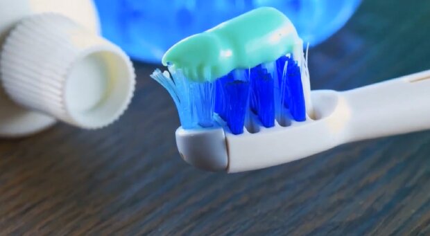 Зубы, зубная паста и зубная щетка. Фото: YouTube