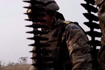 Украинский военный на Донбассе.  Фото: скриншот YouTube-видео