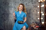 Вот это у нее сковородка: Юлианна Караулова в облегающем платьице показала, чем занимается на кухне