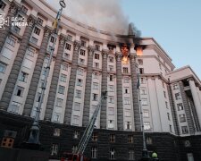 Вражеский удар по зданию Кабмина.. Фото: ГСЧС Киева