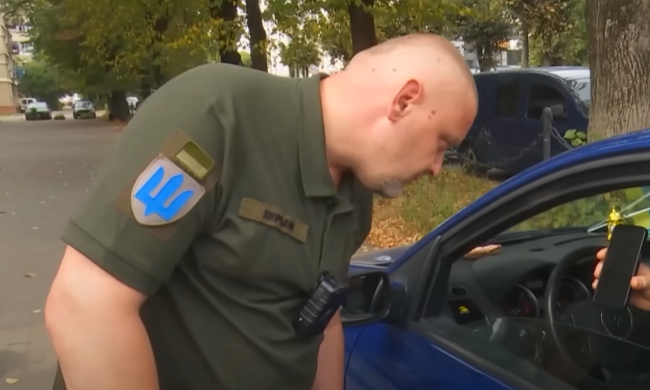 У Тернополі водій протаранив військових під час перевірки документів. Фото: YouTube