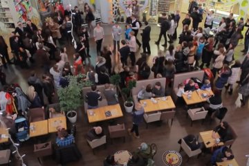 Названы места, в которых "зашкаливает" угроза заражения COVID-19. Фото: скриншот YouTube