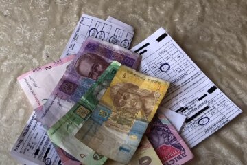 Платежки за коммуналку. Фото: YouTube, скрин