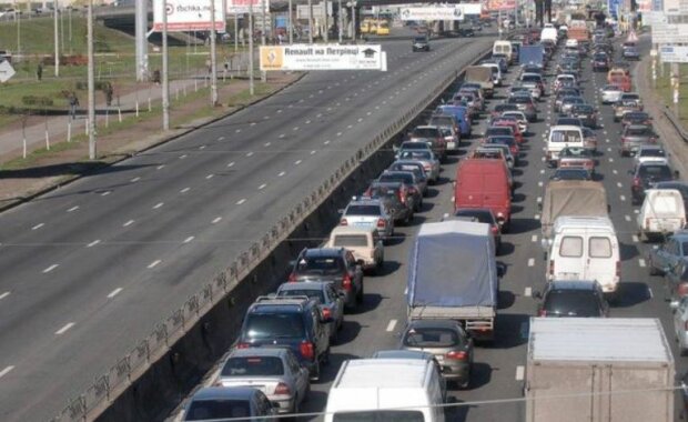 Водители не проедут уже сегодня: в Киеве коммунальщики латают дороги днем и ночью, как объехать