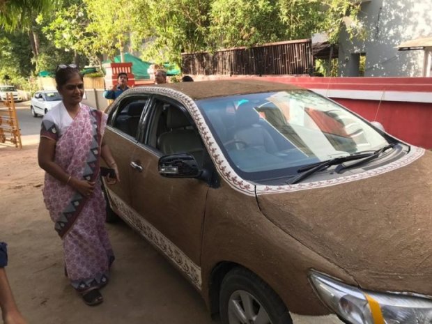 Не повторяйте этого: как индийские таксисты спасаются от жары в своих машинах
