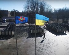 Защитники с флагом Украины. Фото: YouTube, скрин