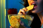 Эксперт назвал продукты, способные вызвать бессонницу. Фото: скриншот видео