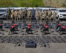 Волонтери з військовими та дронами Фото: Telegram