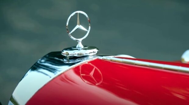 Прохожие шеи сворачивают: в столице засветился раритетный Mercedes-Benz – стоит целое состояние