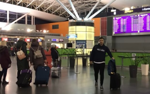 Туристы в аэропорту. Фото: скриншот YouTube