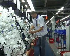 Робота на заводі. Фото: скріншот YouTube-відео