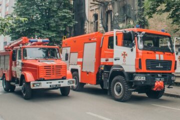Киев в огне: спасатели сбились с ног, людей предупредили об опасности