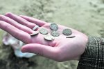 Сотни золотых и серебряных монет: в Англии наткнулись на клад, который «тянет» на 200 тыс. долл.