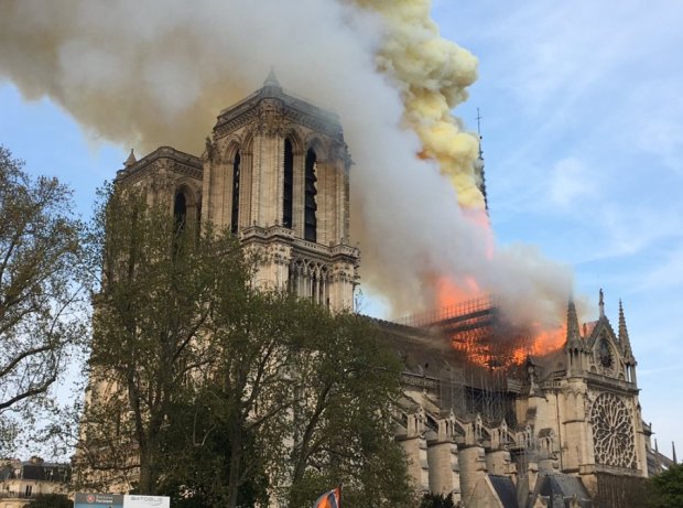 В Париже горит Собор Парижской Богоматери. Видео ЧП