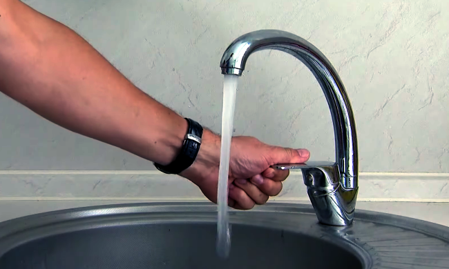 В Україні підвищать тарифи на воду - коли та на скільки. Фото: скрін YouTube