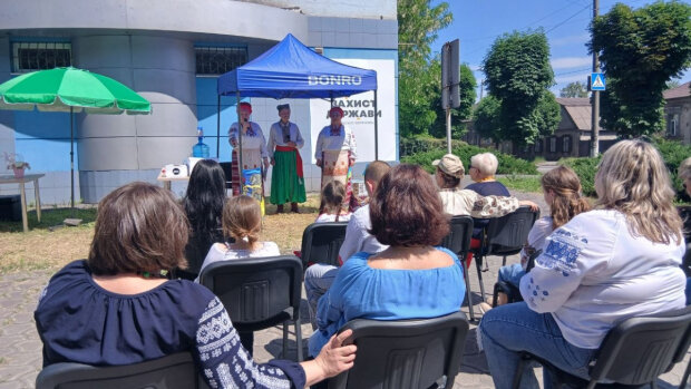 Учасники акції зі збору підписів за державний День вишиванки