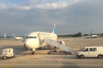 Самолет МАУ. Фото: скриншот YouTube.