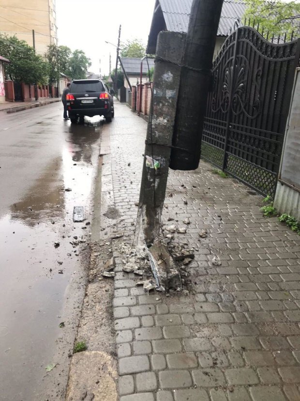 В Ивано-Франковске 19-летняя девушка-водитель снесла на своем Ленд Крузере электроопору