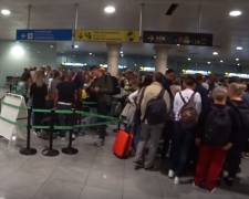 З понеділка чоловіків масово почнуть випускати за кордон.