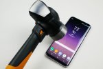 Хоть молотком стучите: миру представили сверхпрочное стекло для смартфонов