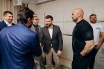 Руслан Ківан вручає ключі від нових квартир переселенцям в Одесі