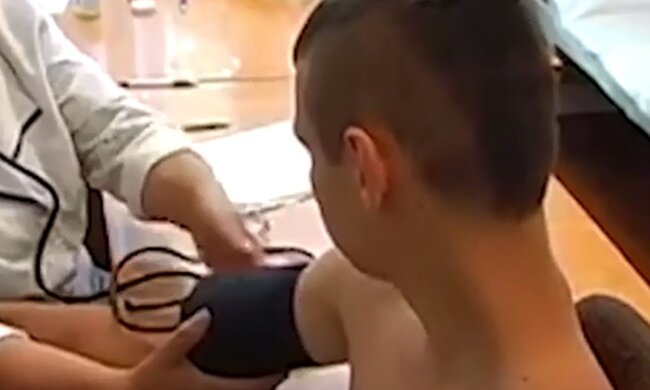 Вимірювання тиску. Фото: скріншот YouTube-відео