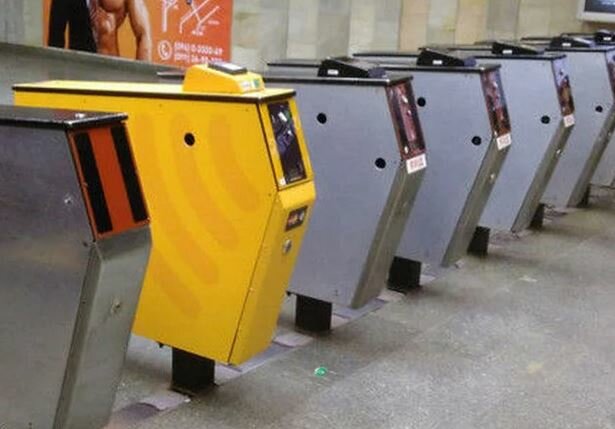 Киевлян утомили развалившиеся турникеты в метро: не меняли 50 лет