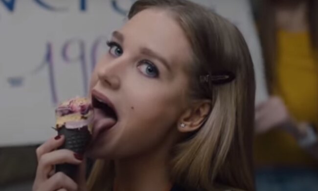 Кристина Асмус. Фото: скриншот YouTube