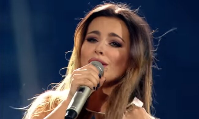 Поклонники раскритиковали Ани Лорак за откровенное шоу. Фото: скриншот YouTube