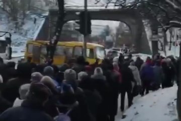 Из-за аварии в Киеве толпы людей вынуждены идти пешком, фото - Киев оперативный