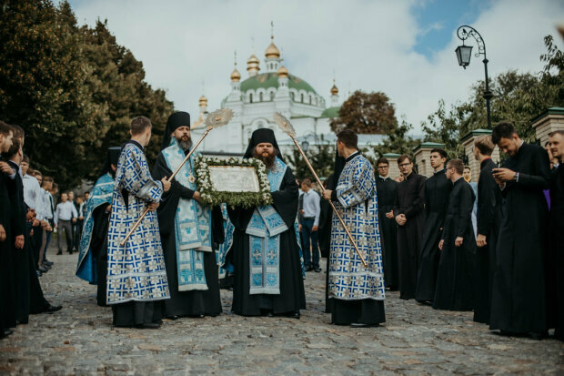 У Києво-Печерській лаврі тисячі віруючих УПЦ відзначають престольне свято монастиря