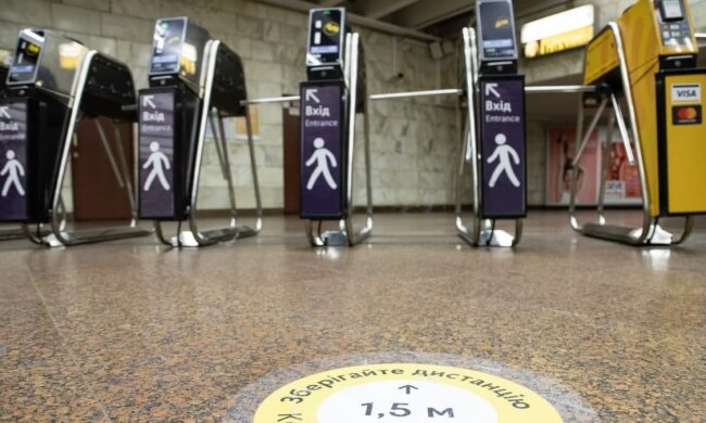 Пасажири в київському метро