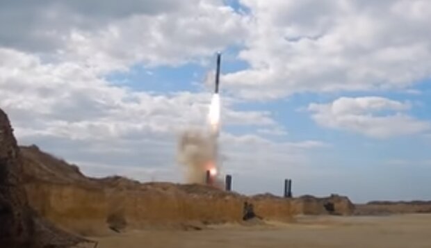 Запуск ракети з Криму по Україні. Фото: скріншот YouTube-відео