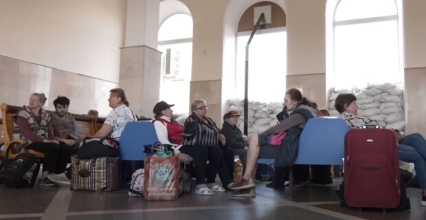 Люди на залізничному вокзалі. Фото: скріншот YouTube-відео