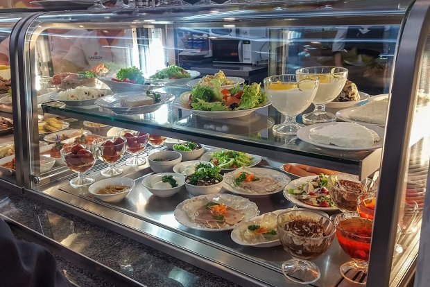 Депутаты жируют: в столовой Рады снизили цены на блюда для слуг народа