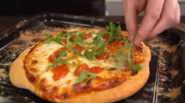 В Сети появился скандальный ролик рекламы пиццерии. Фото: скриншот YouTube-видео