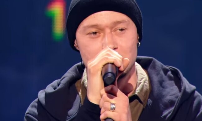 Лидер группы "Бумбокс" Андрей Хлывнюк поддержал подозреваемых по делу Шеремета. Фото: скрин YouTube