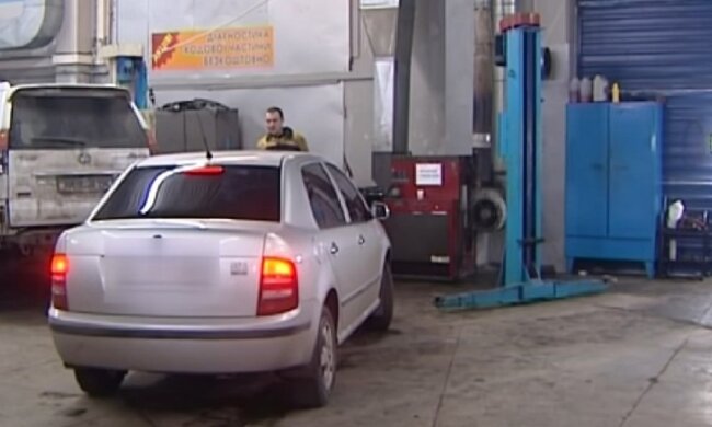 Авто на техогляді. Фото: скріншот Youtube