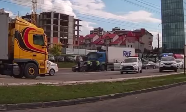 Копы ловили работника ТЦК, который пьяным за рулем разбил несколько авто - видео