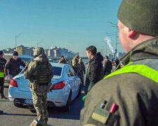 Військові та поліція на мобільному блокпосту зупиняють авто