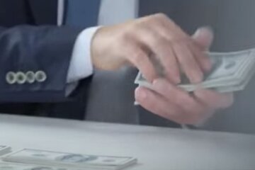 Доллары. Фото: скриншот YouTube-видео