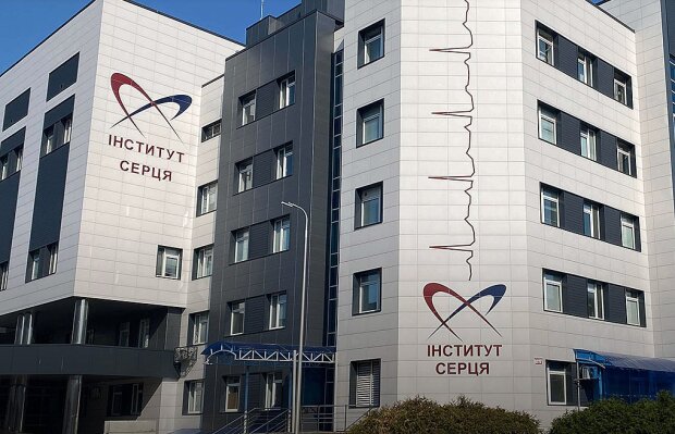 Кардіохірург проводить консультацію пацієнту