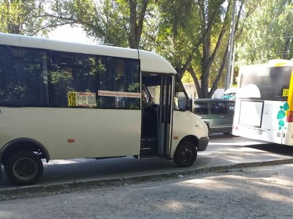 Днепровские маршрутчики стали опасны для людей: придавил пассажира с тростью дверью и поехал