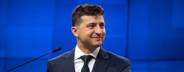 Зеленский обратился к украинцам, сидя за рулем роскошного электромобиля. Видео