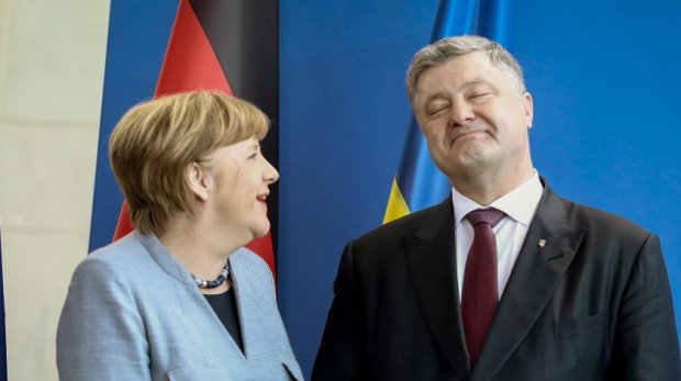 Порошенко в телефонном разговоре попросил Меркель «нажать» на Россию