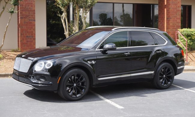 Два мажорных внедорожника Bentley "встретились" под не менее мажорным университетом. Фото