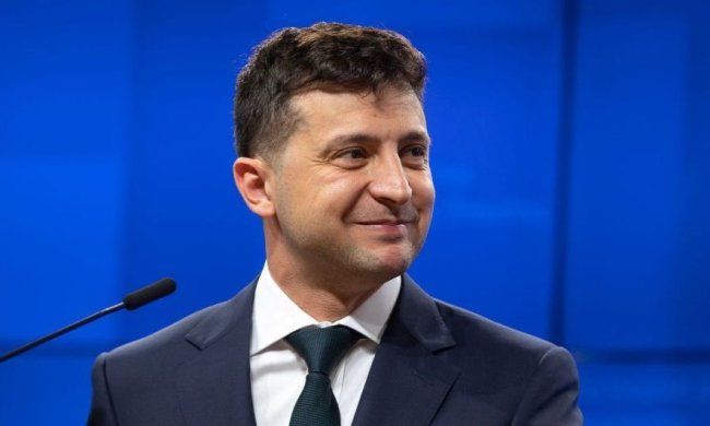 Зеленский обратился к украинцам, сидя за рулем роскошного электромобиля. Видео