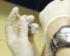 В Украине массово игнорируют прививки. Фото: youtube